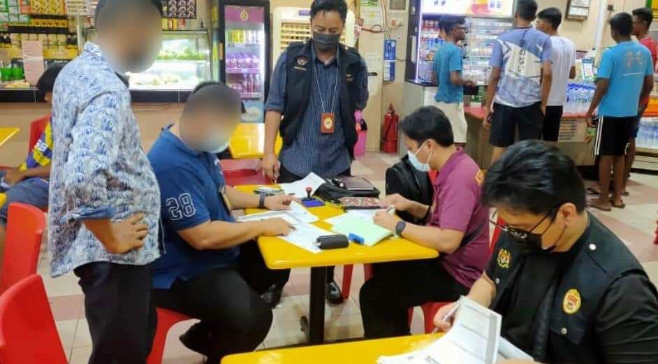 雪卫生局突击捉烟民垃圾虫  发408罚单.37食肆被令关