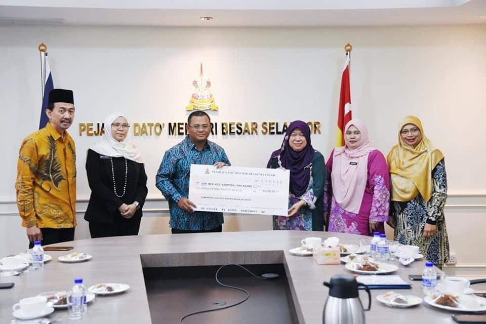 MB congratulates SMK Kampong Jawa for World’s Best School Awards nomination, donates RM10,000