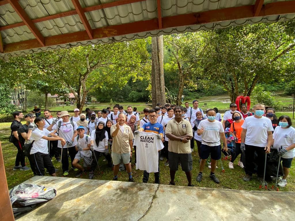 康情公园慢步捡垃圾 蔡伟杰与环保尖兵清走85公斤垃圾