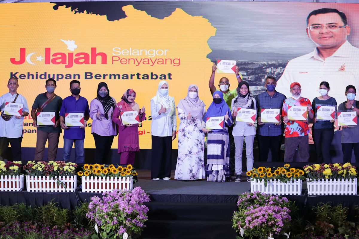 14 entrepreneurs in Hulu Langat receive business equipment assistance