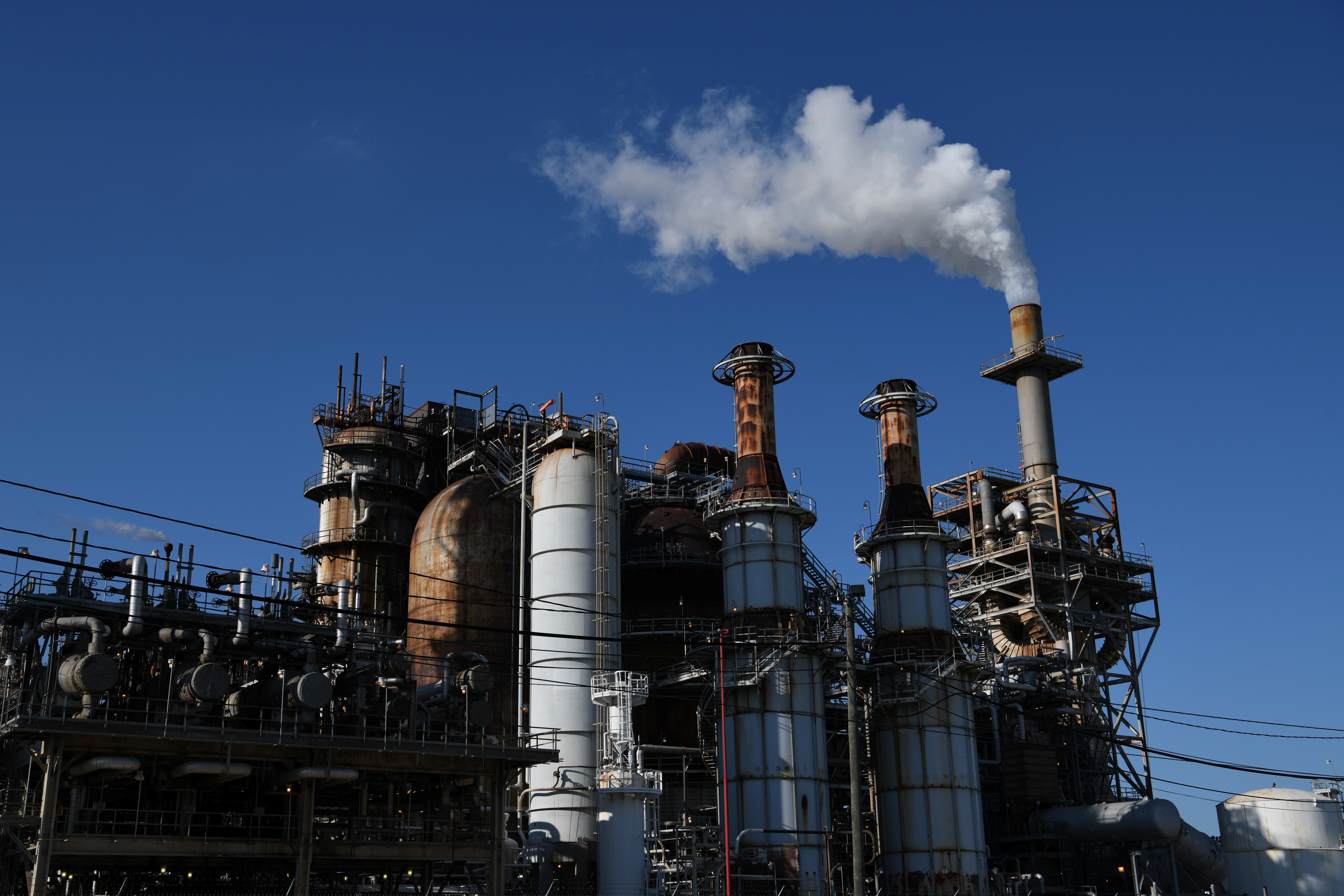 Global refiners falter in efforts to keep up with demand