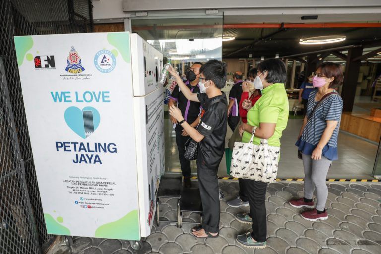 一主管参与灵市政厅猜谜赛 赢得6个月饮料供应