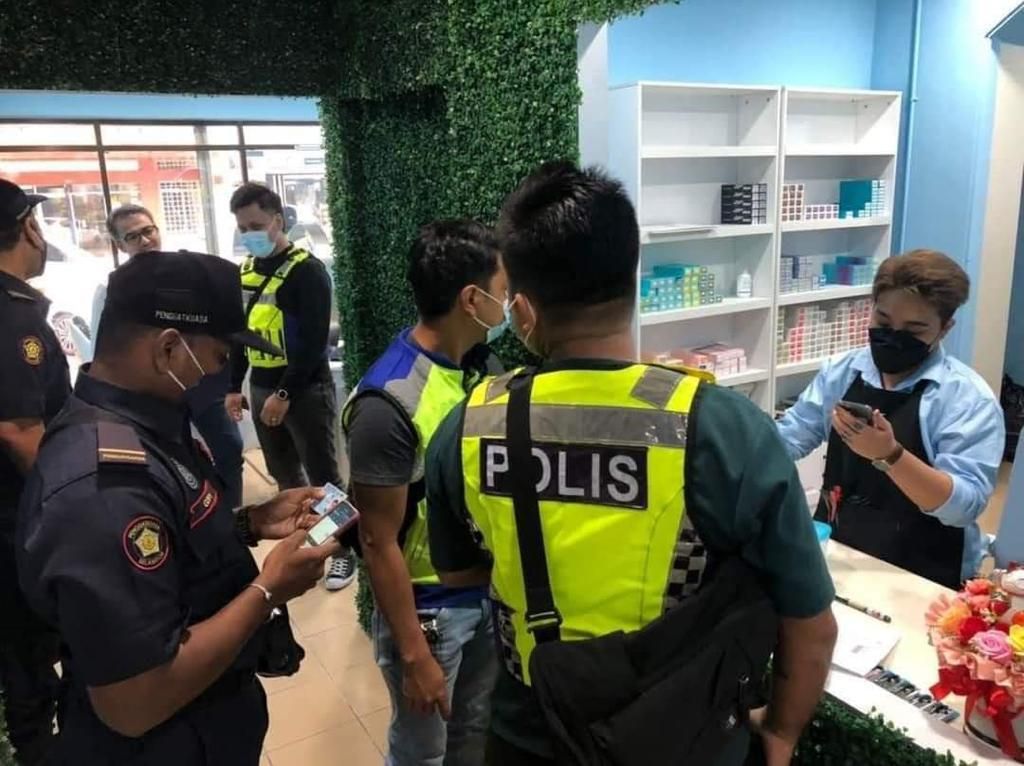 女店员穿着性感  理发店无牌营业接罚单