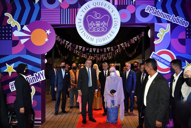 元首后出席英女皇诞辰与登基庆典