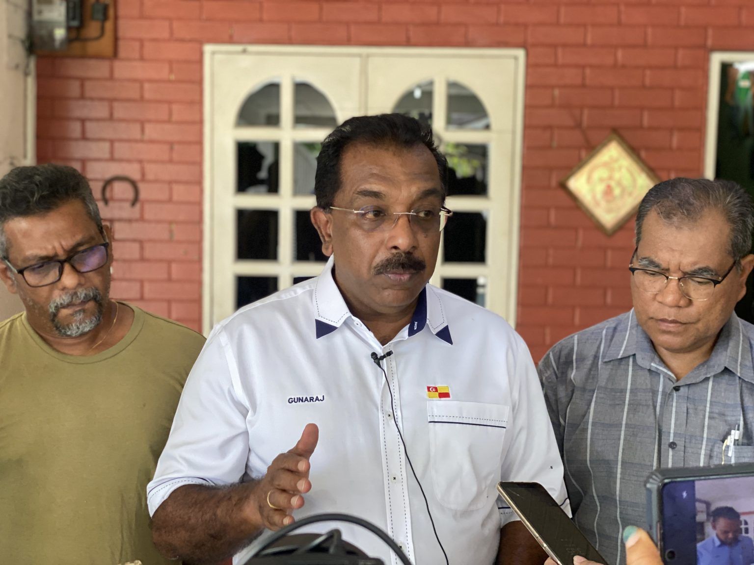 புனரமைப்பு பணியால் அண்டை வீட்டிற்கு ஏற்பட்ட பாதிப்பு குறித்து விவாதிக்க சிறப்பு சந்திப்பு- குணராஜ் தகவல்