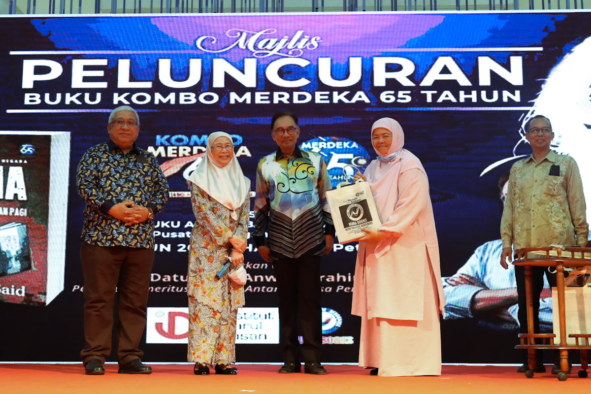 Anwar lawat Pavilion Selangor, luncur buku kombo tulisan A. Samad Said