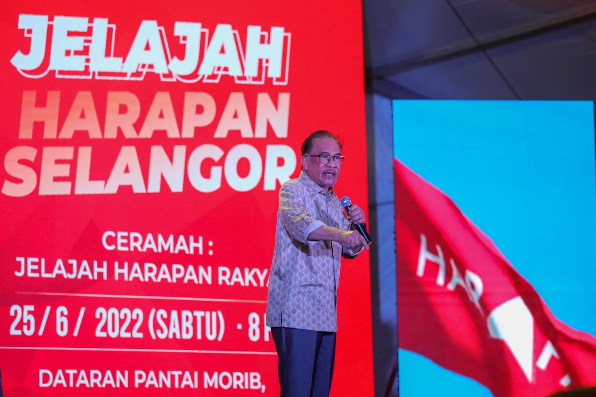 ஏழைகளின் வாழ்க்கைத் தரத்தை உயர்த்தும் திட்டங்களுக்கு முன்னுரிமை அளிப்பீர்- அன்வார் வலியுறுத்து