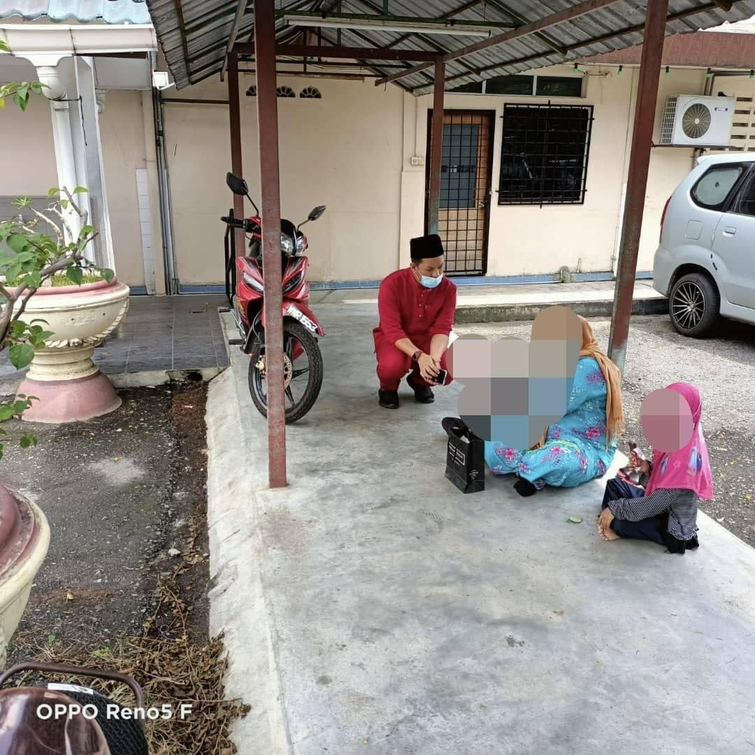 Wanita bawa anak minta sedekah terima bantuan wang, makanan setiap bulan