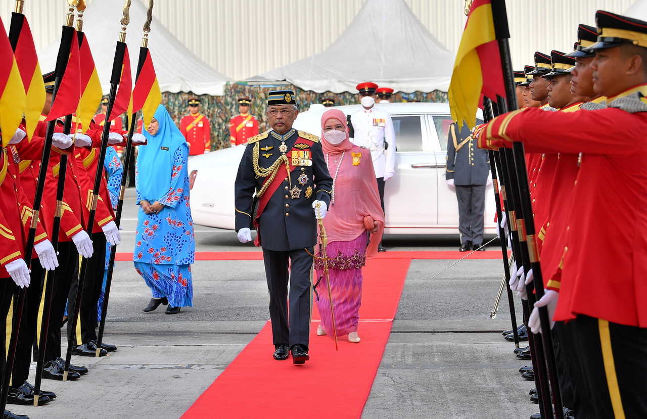 King attends RMAF 64th anniversary parade