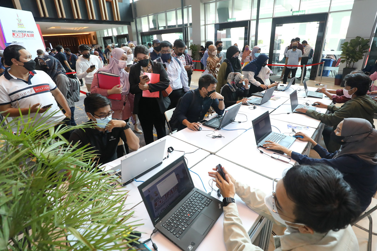 Govt, GLC interns to get RM800 monthly allowance, PM announces