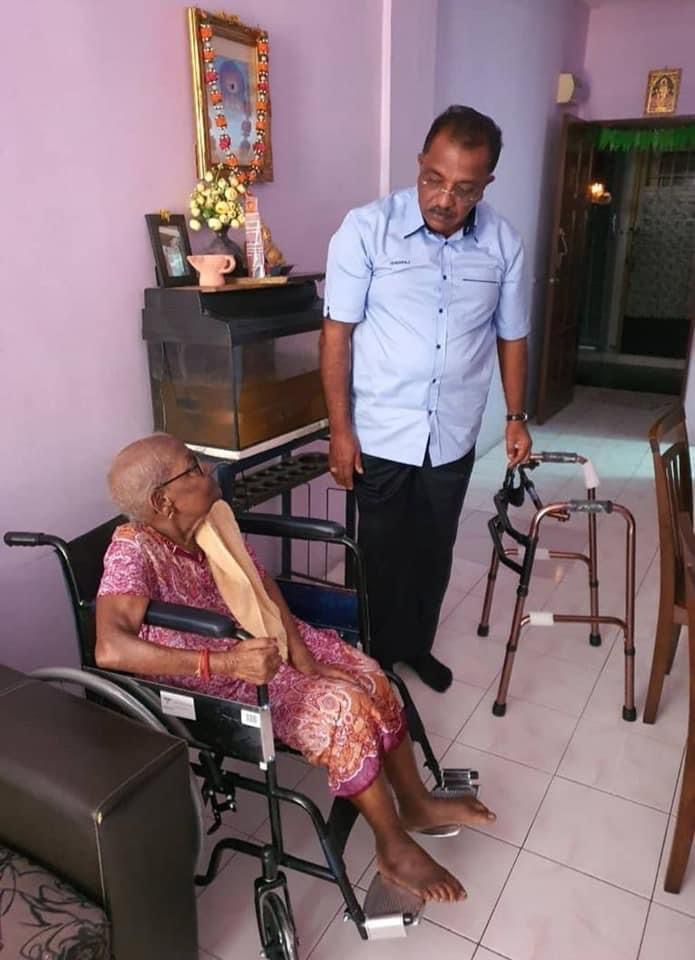 செந்தோசா தொகுதி சட்டமன்ற உறுப்பினர்  டாக்டர் குணராஜ் ஜோர்ஜ்  புற்றுநோயால் அவதிப்படும் முதியவருக்கு உதவி.