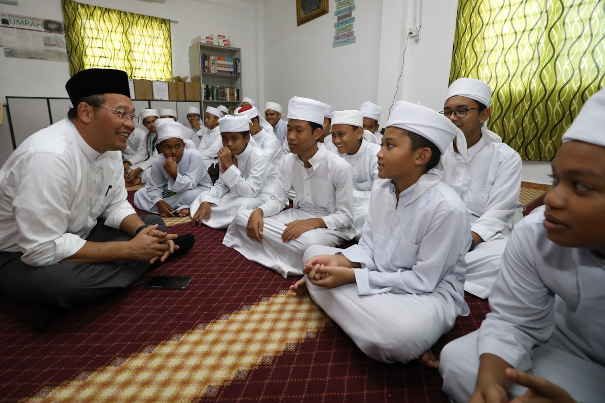 EXCO santuni pelajar tahfiz, serah bantuan RM5,000