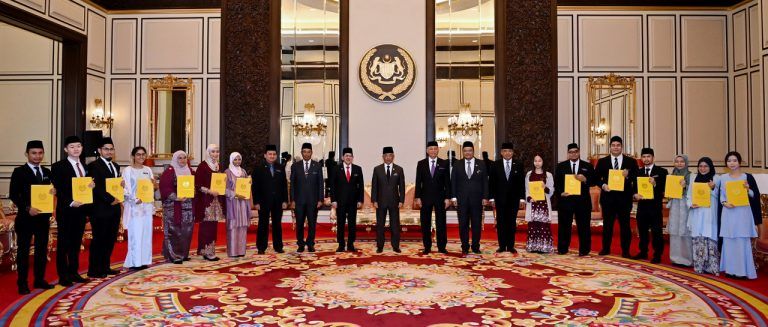 国家元首今日颁发奖学金予12名优秀生