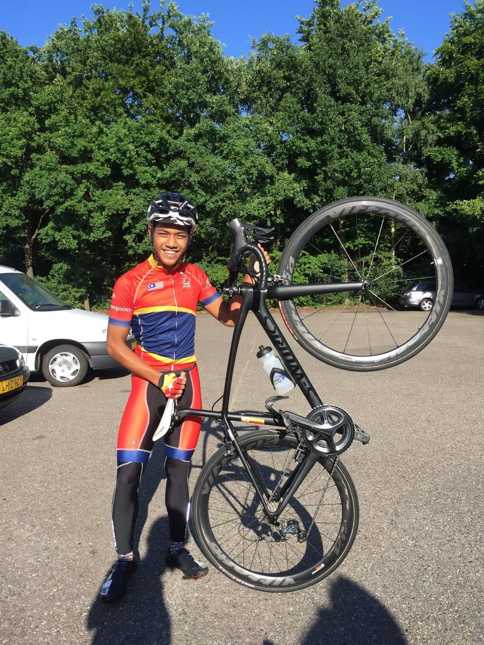 Tersungkur di selekoh, atlet basikal bangkit raih podium walau siku 'koyak'