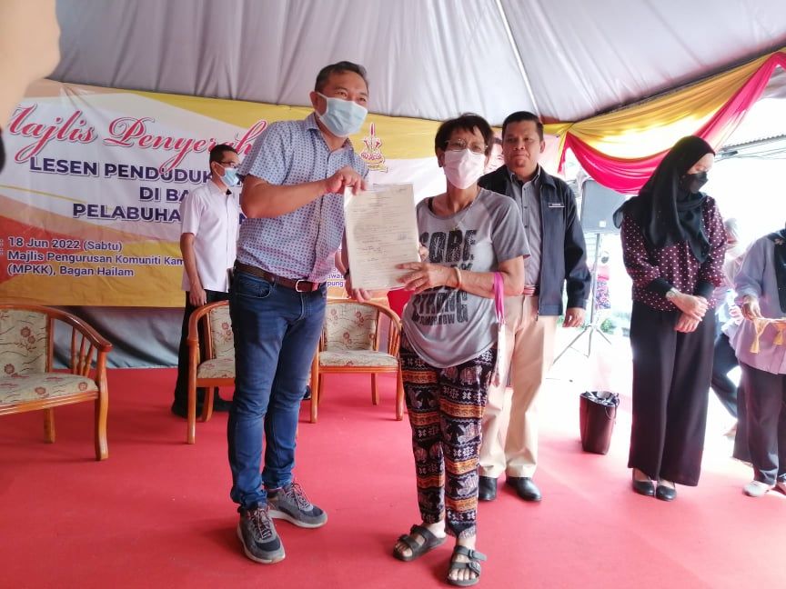 海南村村民高兴获得临时地契 安心居住发展家乡