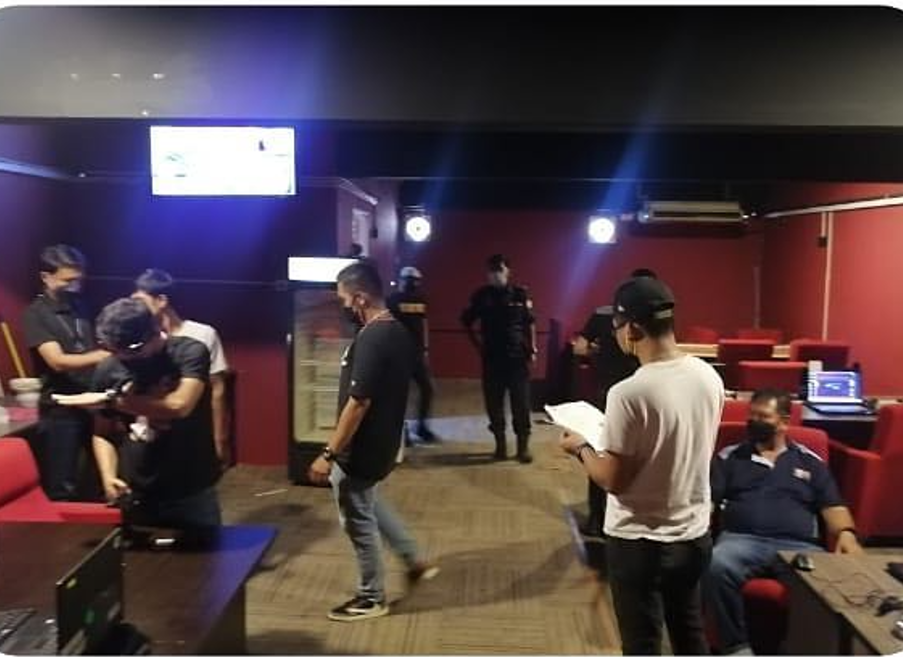 梳邦市厅偕警方检举 3违例网咖接罚单.被令关