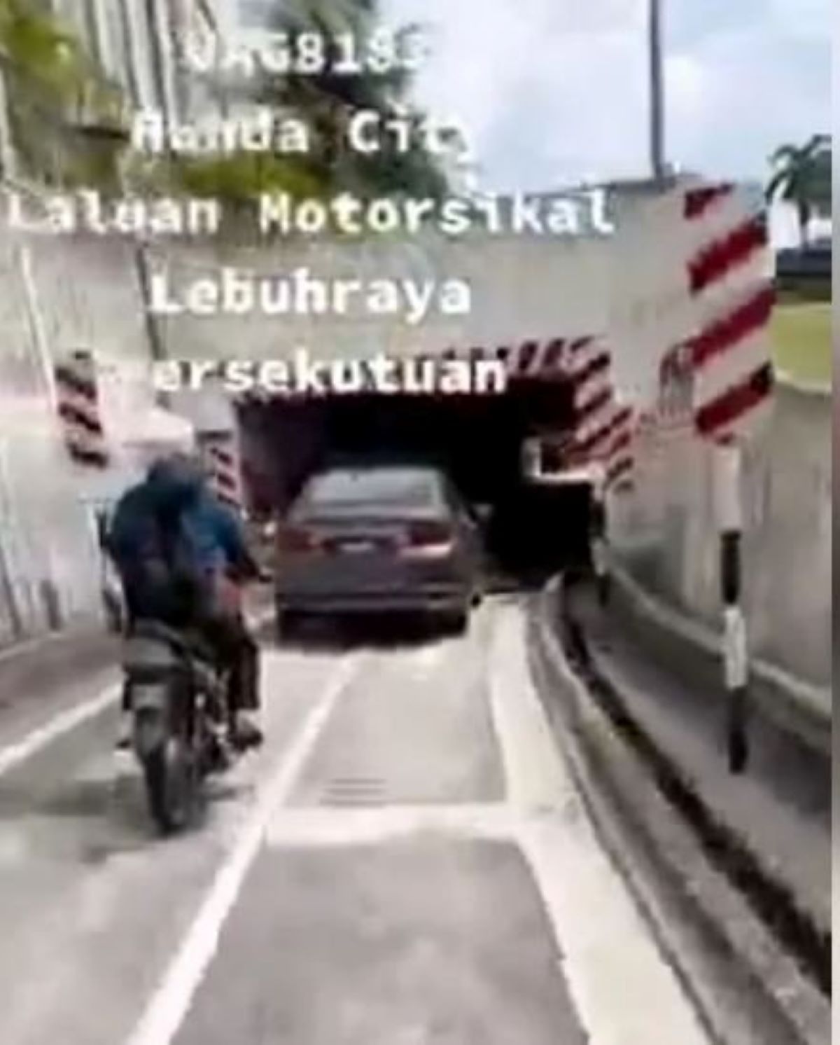 கூட்டாட்சி நெடுஞ்சாலையின் மோட்டார் சைக்கிள் பாதையில் கார் ஓட்டிய நபரை போலீசார் தேடி வருகின்றனர்