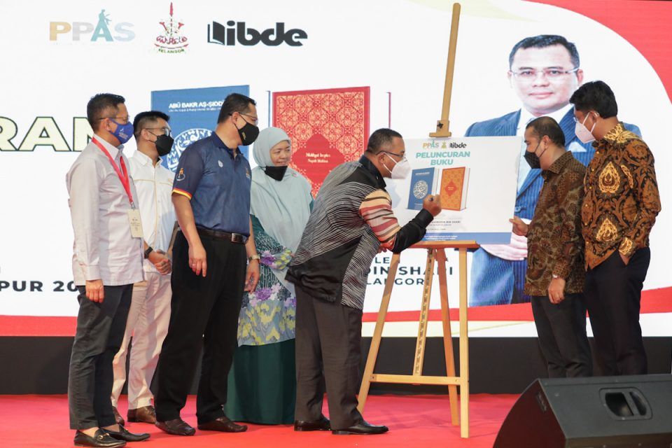 கோலாலம்பூர் புத்தக விழாவில் இரு மொழி பெயர்ப்பு புத்தகங்களை மந்திரி புசார் வெளியிட்டார்