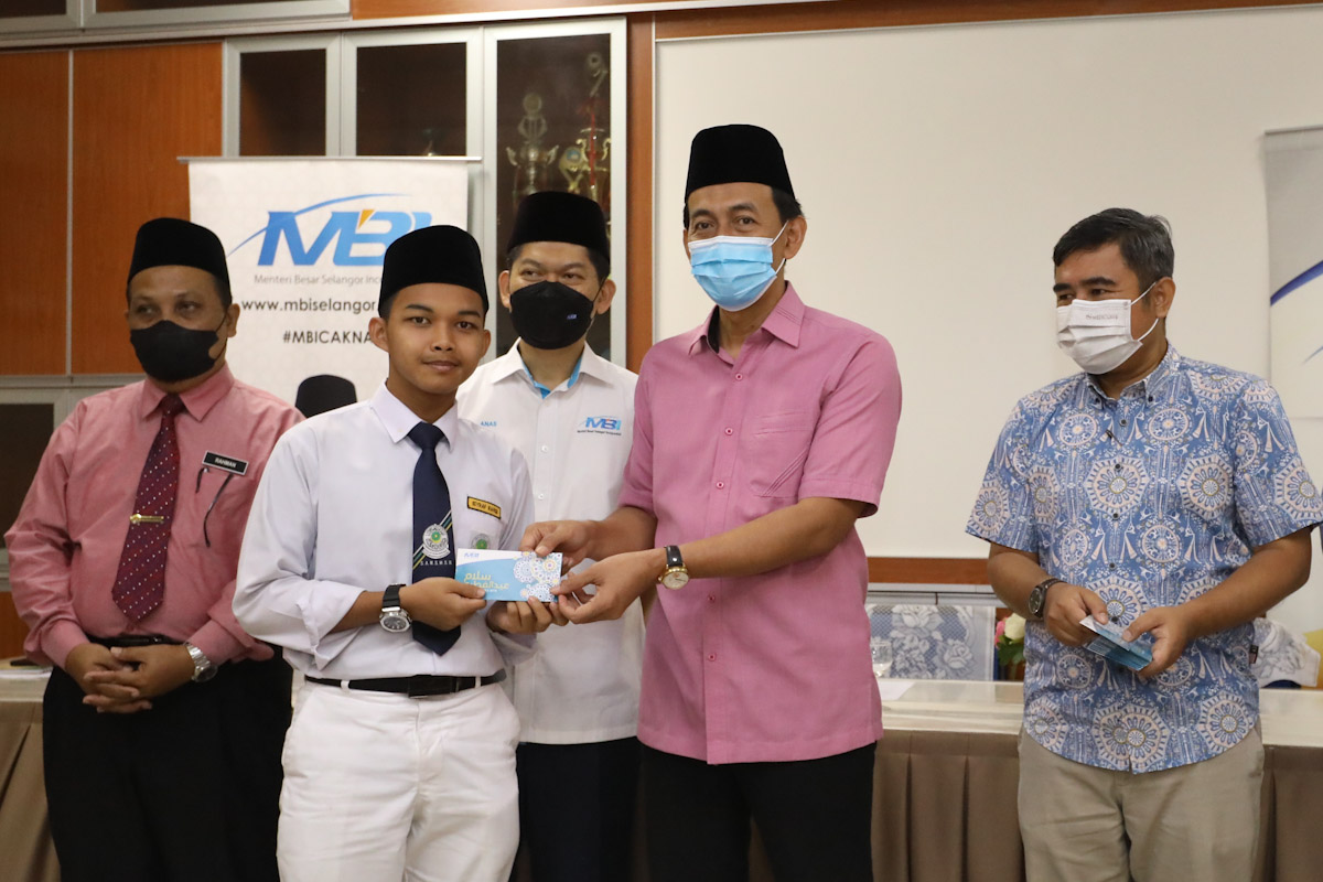 Kerajaan Negeri, MBI bantu 43 pelajar mangsa kebakaran April lalu