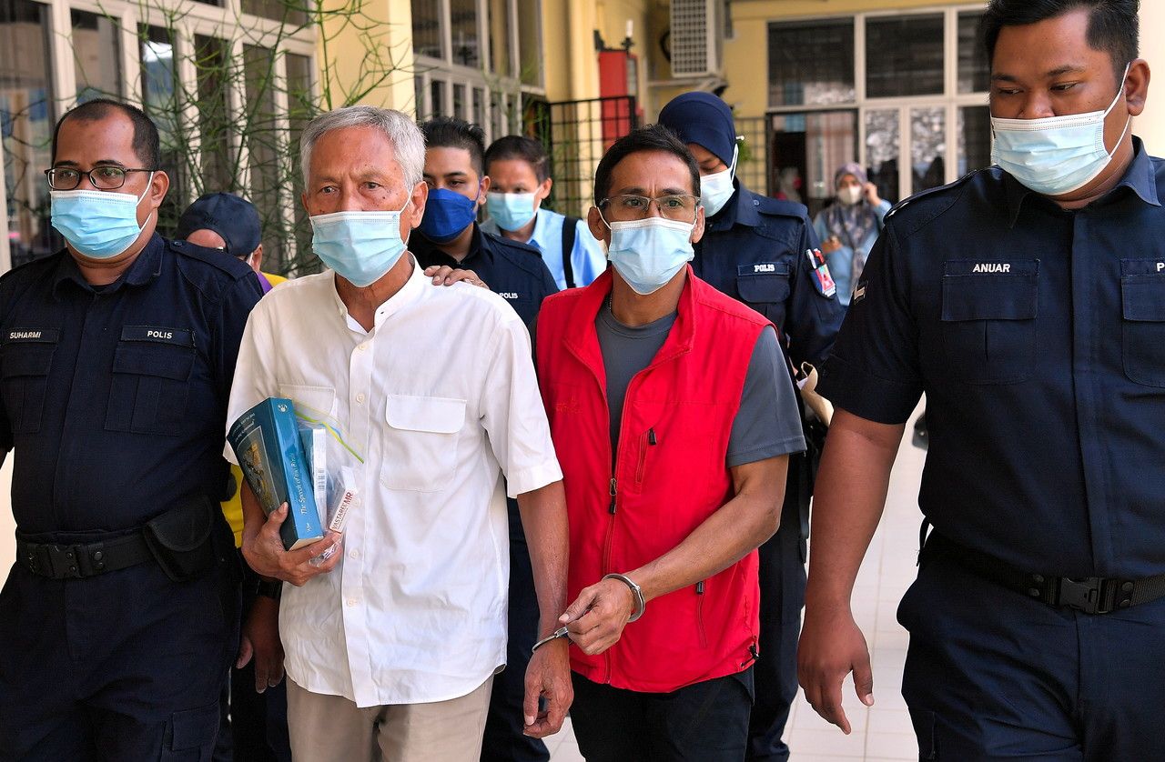 முன்னாள் தூதரக அதிகாரி, மகன் 102 கஞ்சா மரங்களை நட்ட குற்றத்தை மறுத்தனர்.