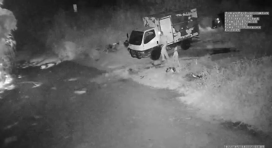 偷偷在鹅唛丢家具放火烧 过程遭CCTV摄下.MPS正追查下落