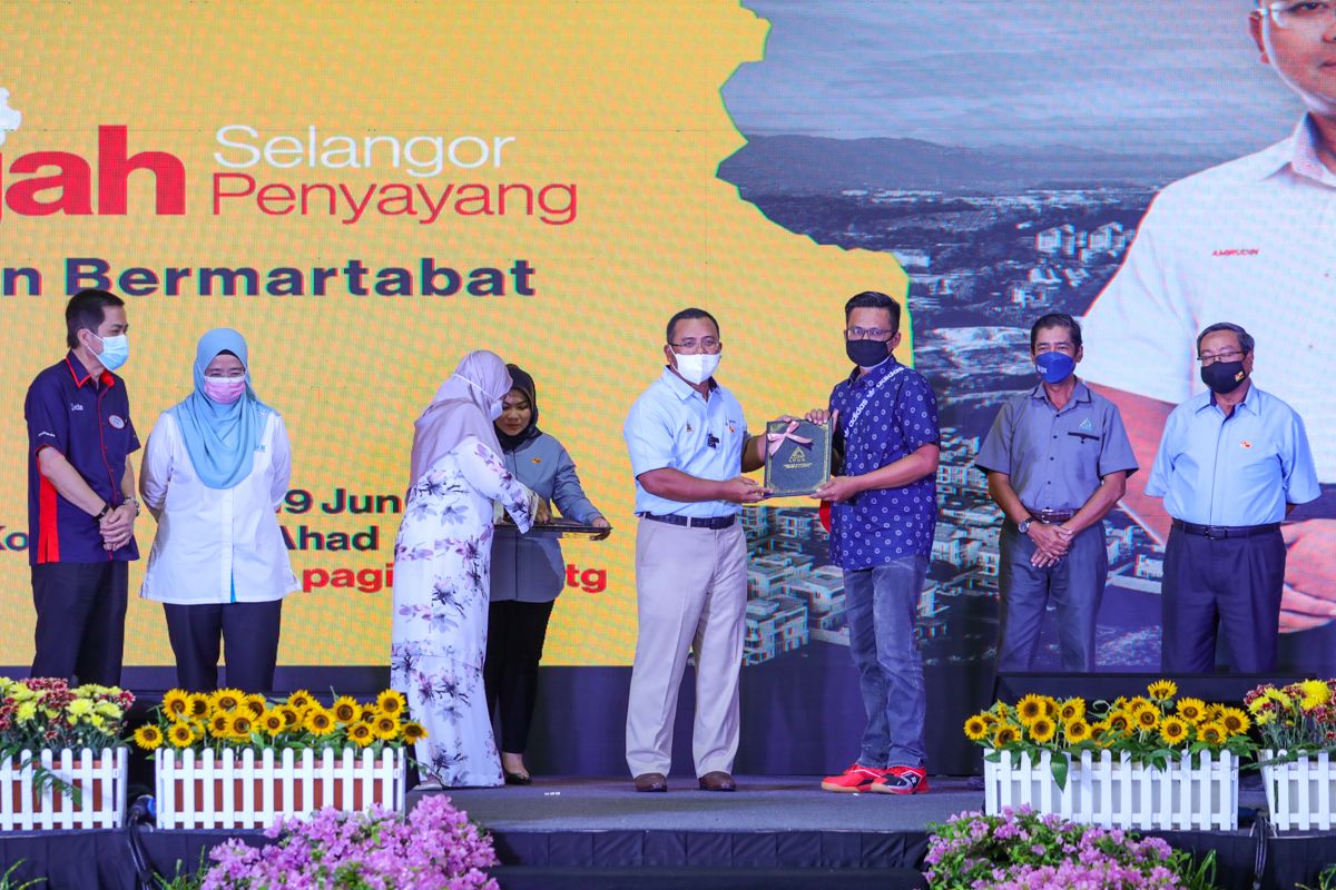 Suami isteri syukur, tamat penantian lima tahun miliki rumah sendiri