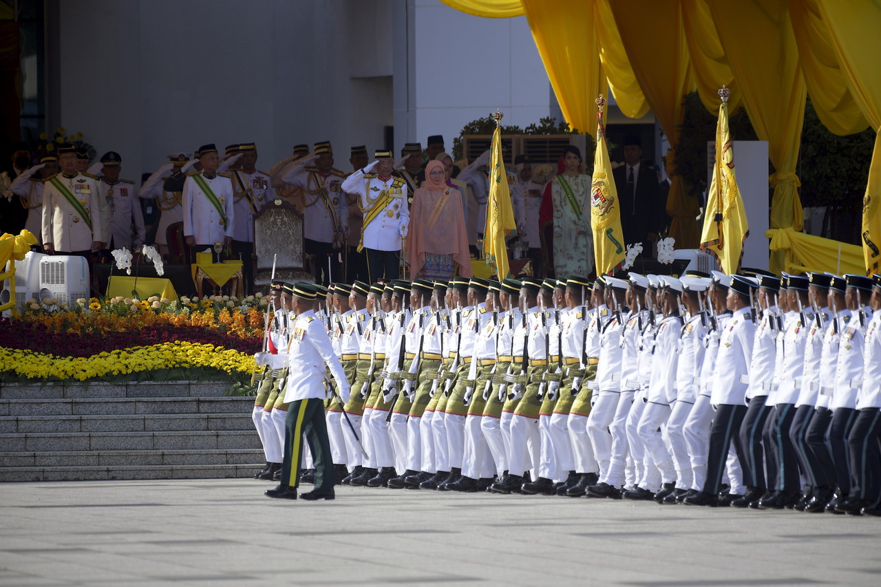 Agong, Raja Permaisuri berkenan ke istiadat mengarak panji