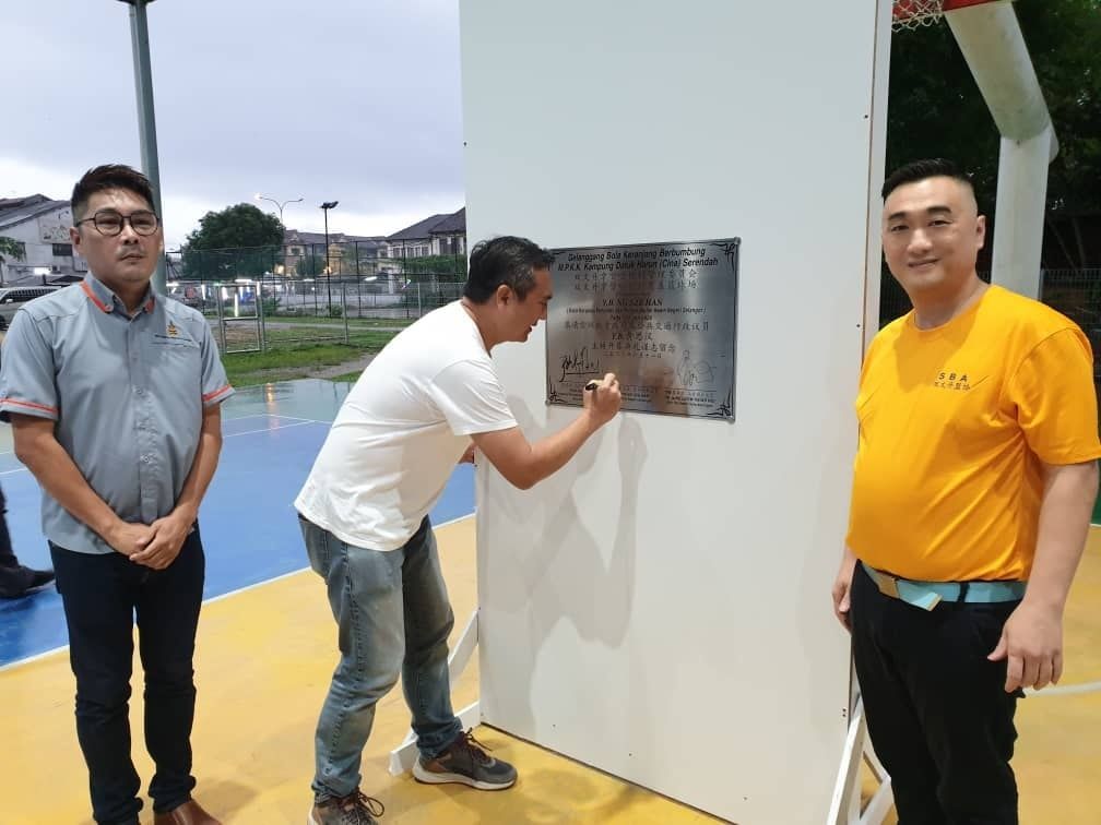 雪州政府拨34万为拿督哈仑新村篮球场加盖  让青年舒适活动及栽培人才