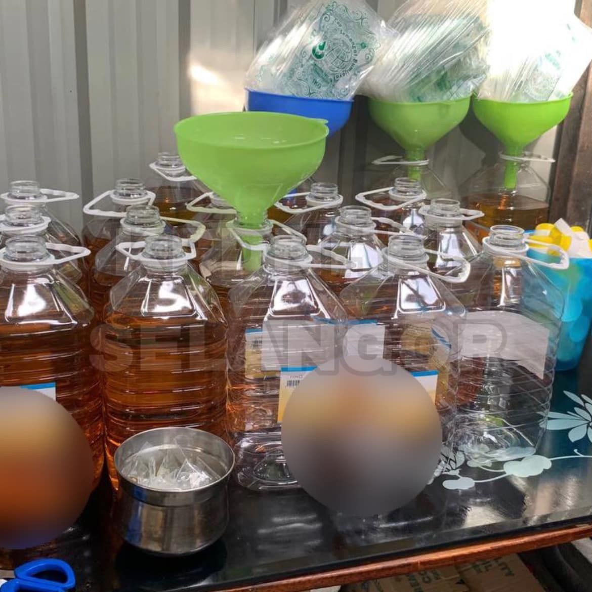 贸消部捣毁巴生一家把包装食油换为瓶装的不法集团