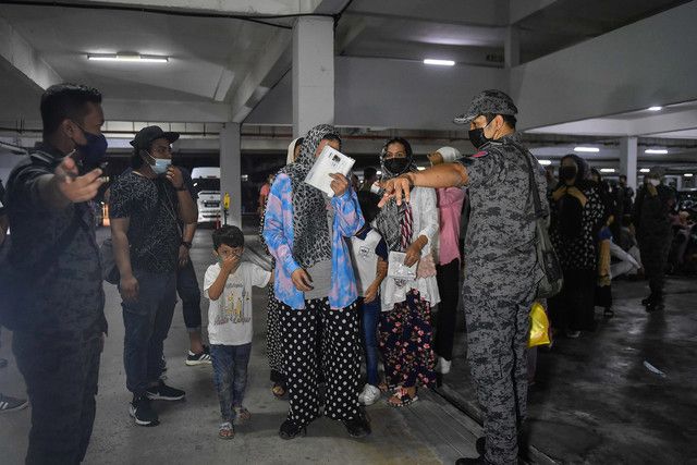 移民局凌晨突击安邦公寓 查205外籍人士.扣押49人