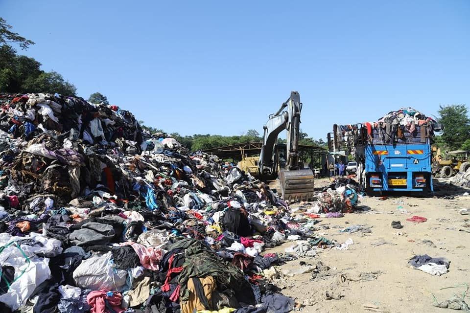 அனுமதியின்றி செயல்பட்ட பழைய ஆடை விற்பனை மையம் மீது நடவடிக்கை