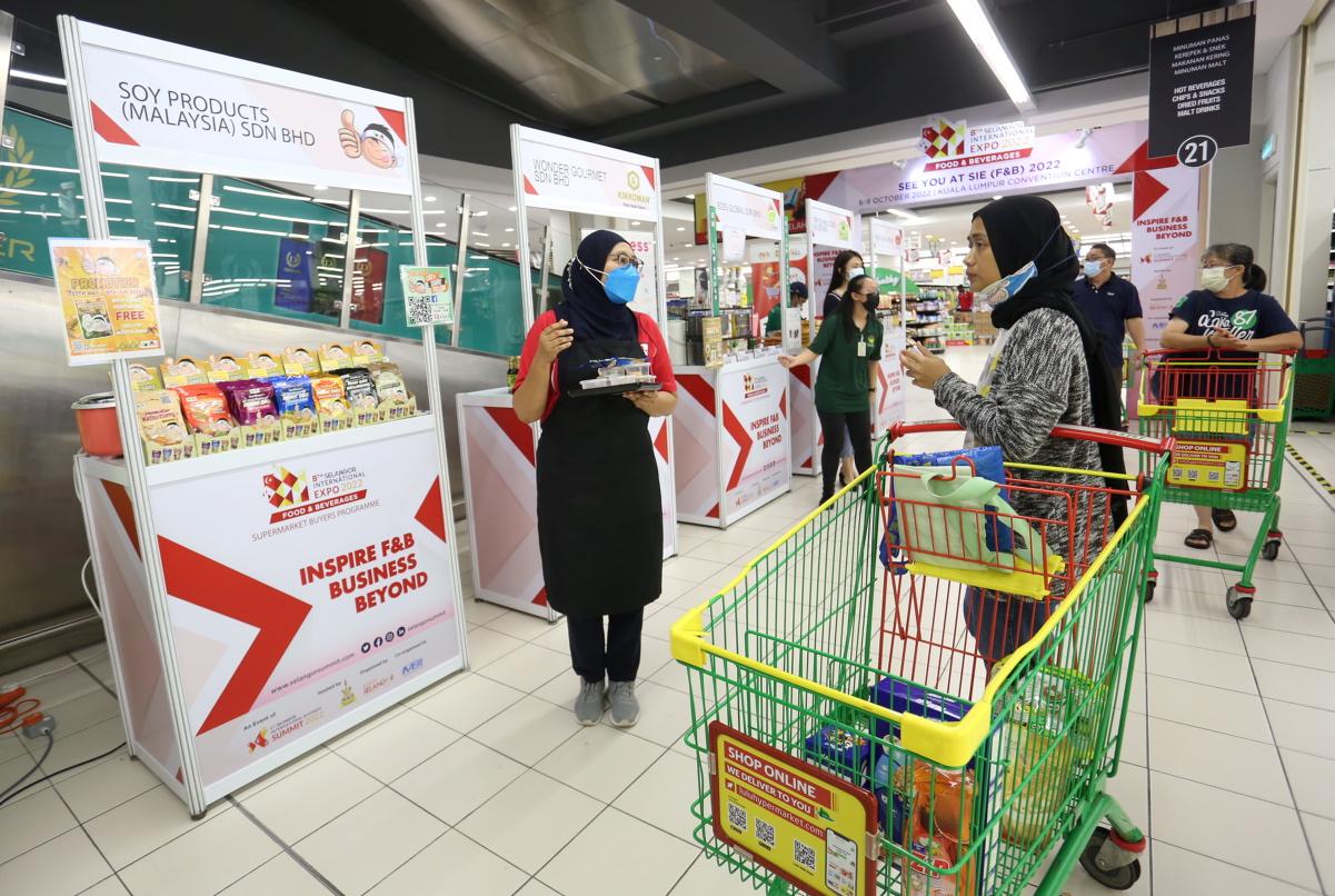 Invest Selangor promotes local made products at ST Rosyam Mart