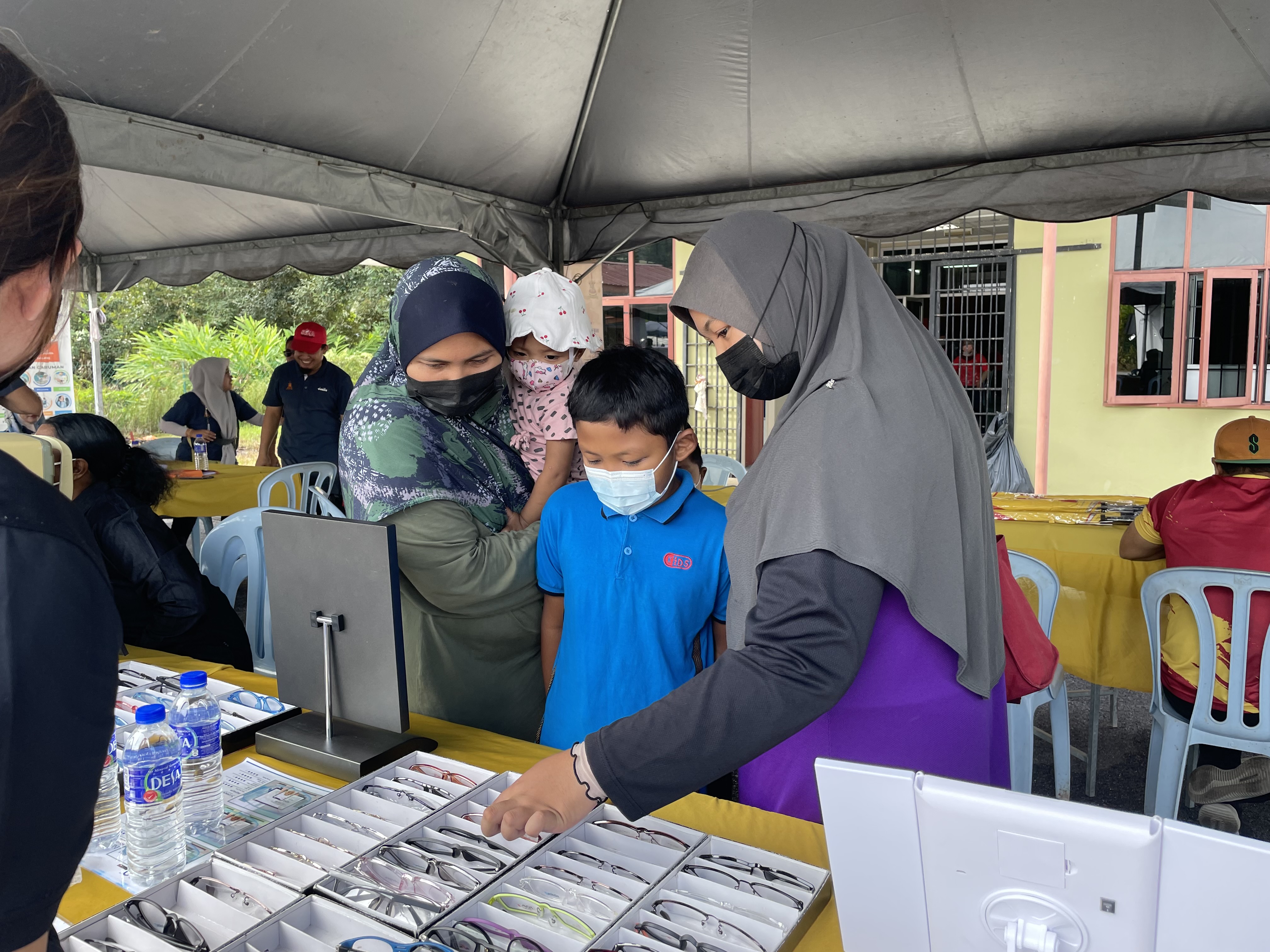 Selangor Saring: Pelajar teruja dapat cermin mata percuma