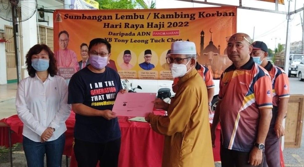 ஹாஜ்ஜுப் பெருநாளை முன்னிட்டு 4 மாடுகள், 16 ஆடுகளை பண்டமாரான் தொகுதி வழங்கியது