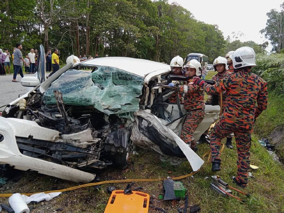 Lima sekeluarga maut: Pemandu trak pikap hilang kawalan, rempuh MPV