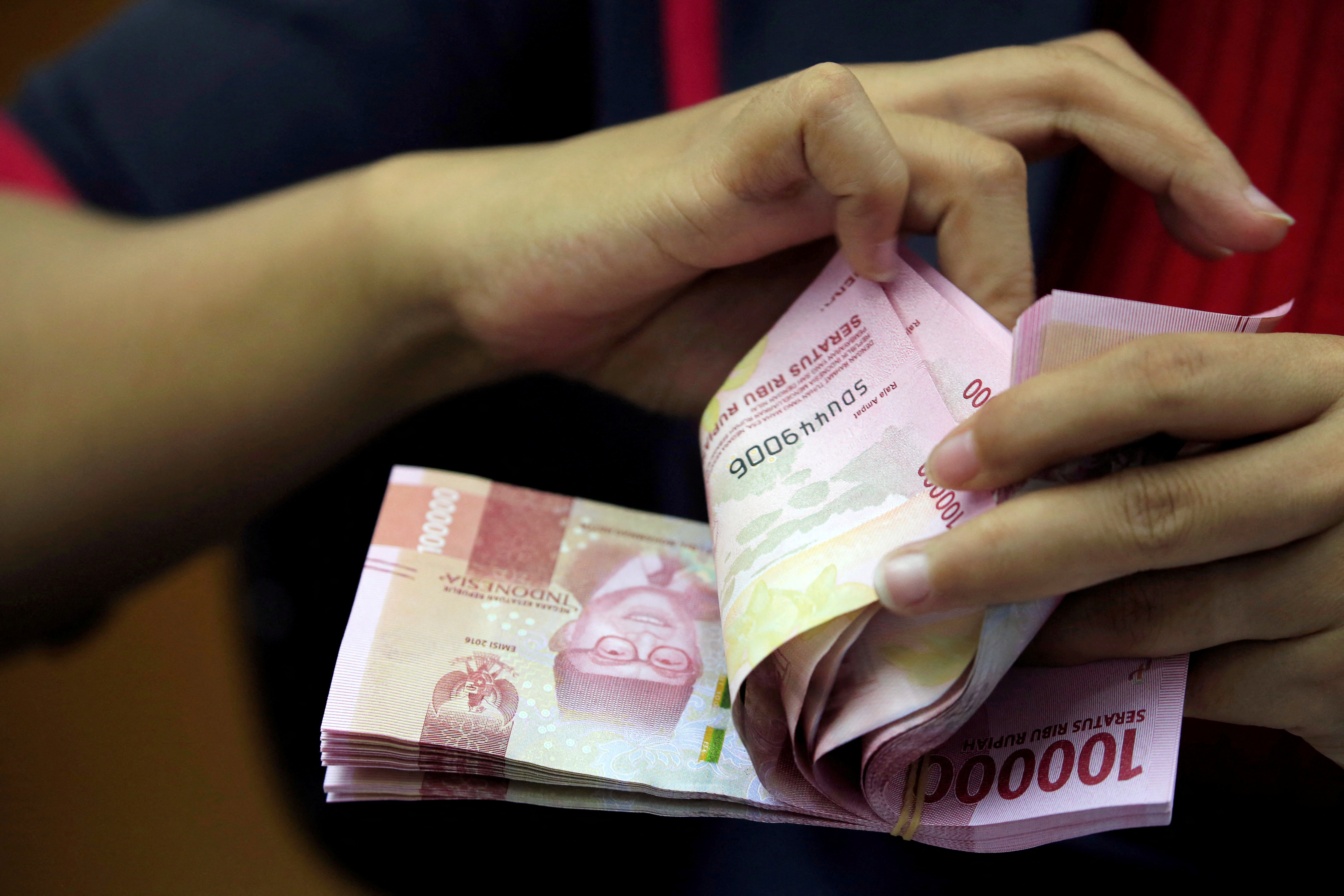 Indonesia starts implementing 12 pct VAT on luxury goods, services
