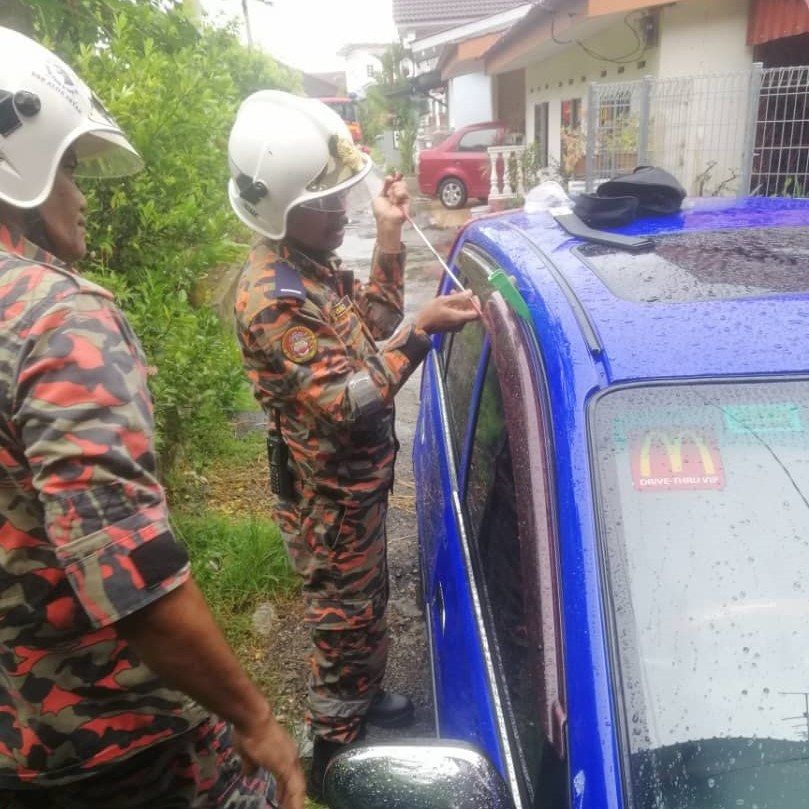 பிறந்து 47 நாட்களே ஆன குழந்தை காரில் சிக்கியது, தீயணைப்பு வீரர்கள் காப்பாற்றினர்