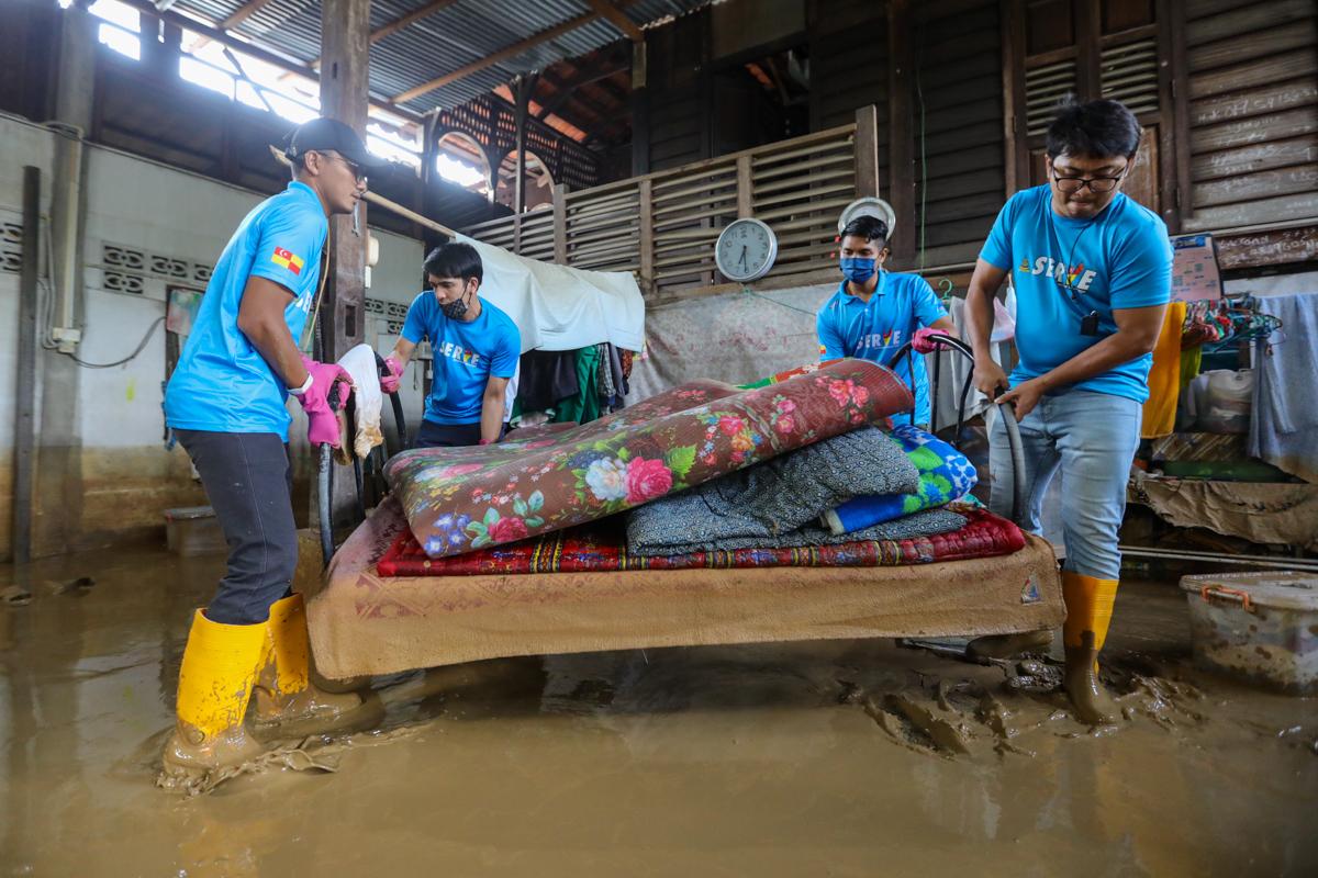 Team Selangor mobilised to Baling for house cleaning, distributing food baskets