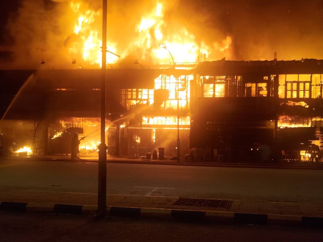 Lapan deretan kedai musnah terbakar di Sabak Bernam