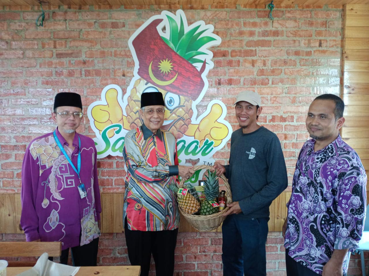 Petani muda sewa tanah wakaf, tanam nanas MD2 secara komersial