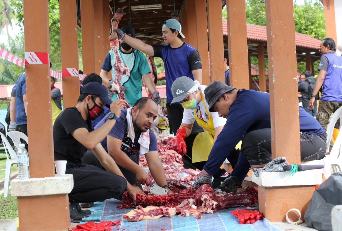 LZS agih daging korban kepada 300 keluarga asnaf