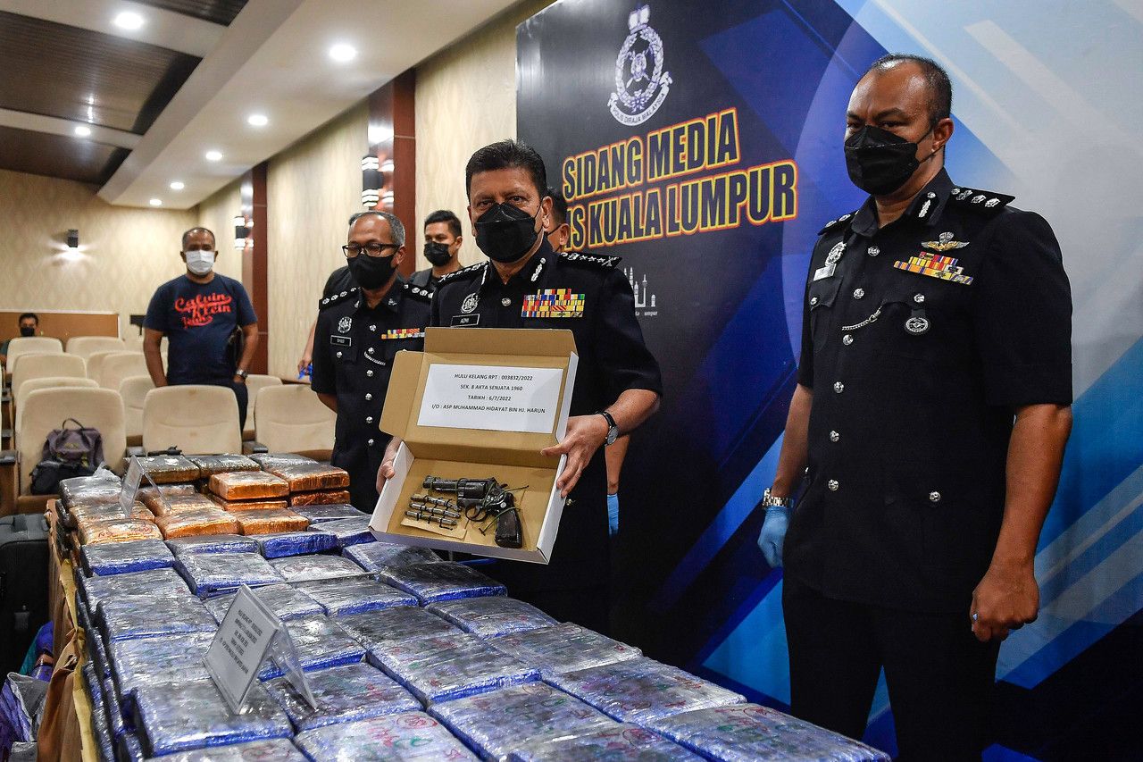 இரகசிய கும்பல் உறுப்பினர்கள் என சந்தேகிக்கப்படும் நான்கு பேர் கைது