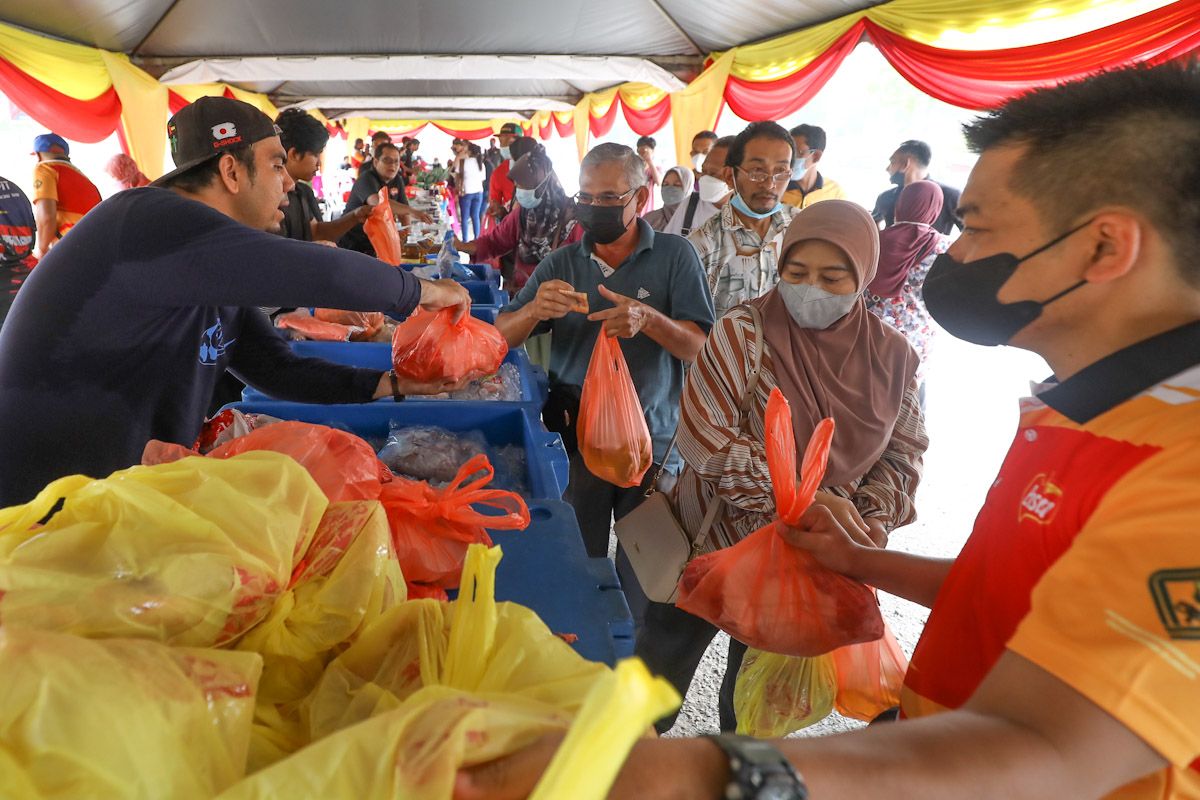 புக்கிட் பெருந்தோங்கில் ஒரு மணி நேரத்தில் 1,700 பாக்கெட் சமையல் எண்ணெய், 350 தட்டு முட்டை விற்பனை