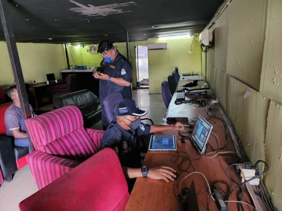 சட்டவிரோத இணைய சேவை மையம் மீது எம்.பி.எஸ். அதிரடிச் சோதனை