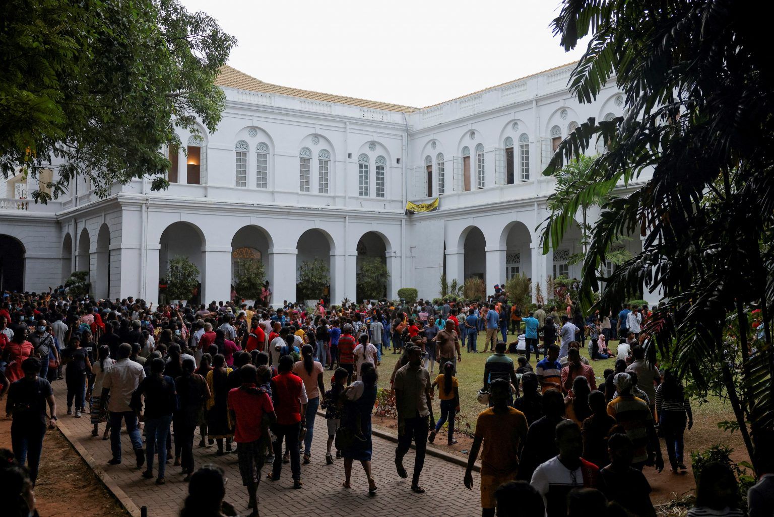 அரசியல், பொருளாதார நெருக்கடிக்கு மத்தியில் இலங்கையில் அடுத்த வாரம் புதிய அதிபர் நியமனம்