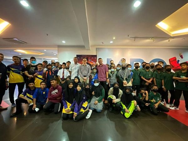 KDEBWM昨邀50单亲孩童观看Mat Kilau电影