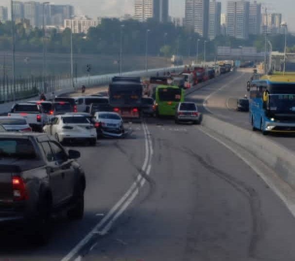 ஜோகூர் பாலத்தில் 11 வாகனங்களை மோதிய விபத்து- லோரி ஓட்டுநர் மீது குற்றச்சாட்டு