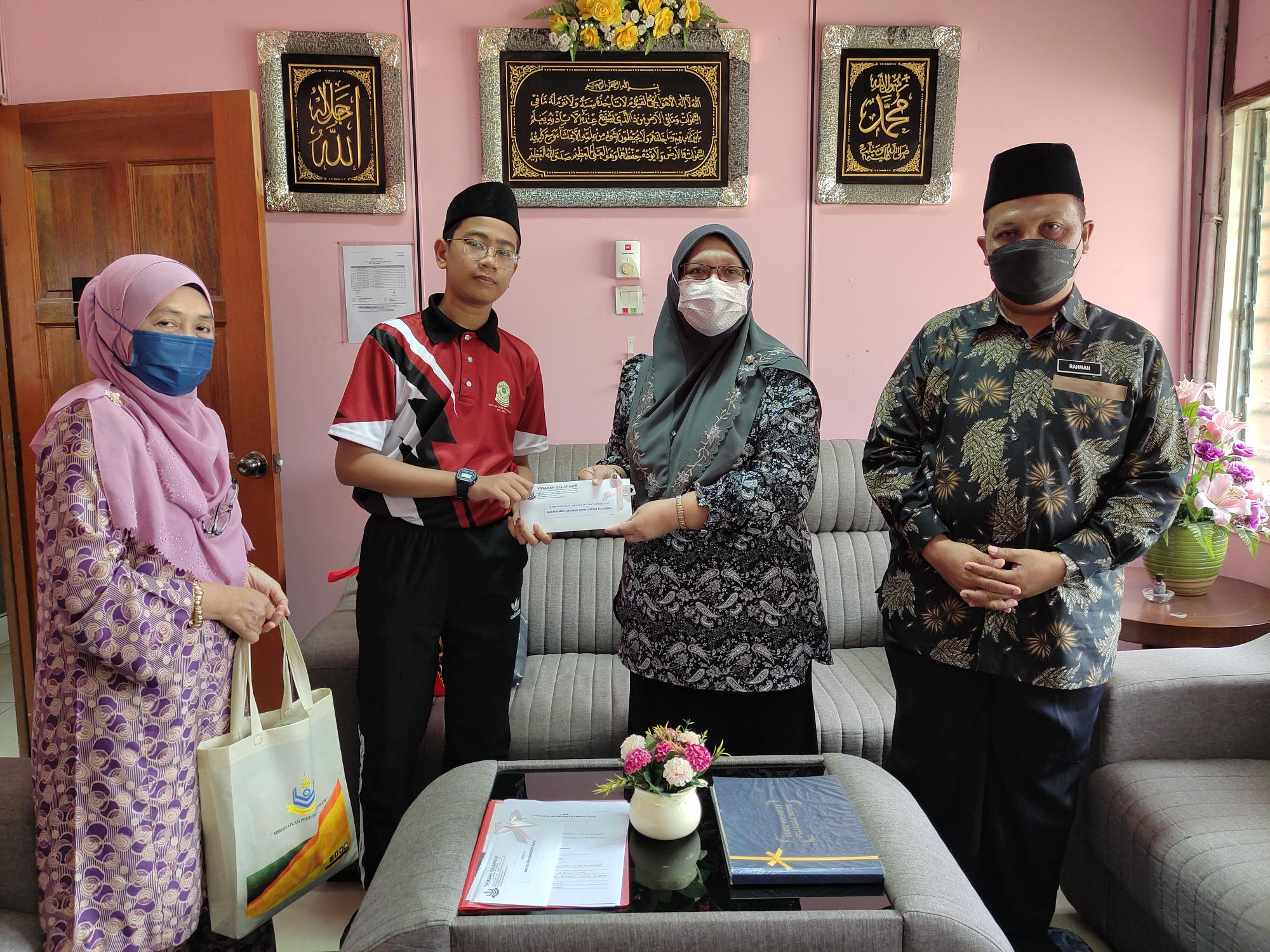 Yayasan Selangor sumbang tunai bantu baik pulih asrama terbakar
