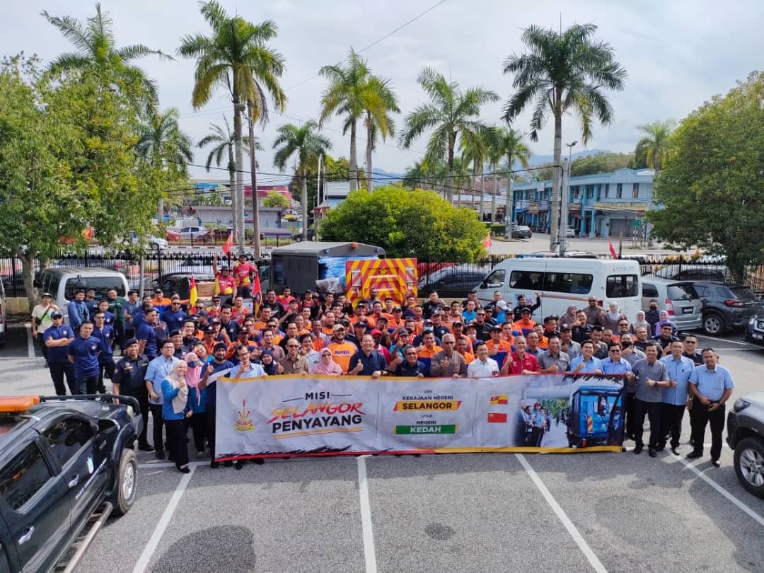 雪州捐华玲土地局与灾民10万 减轻他们的负担