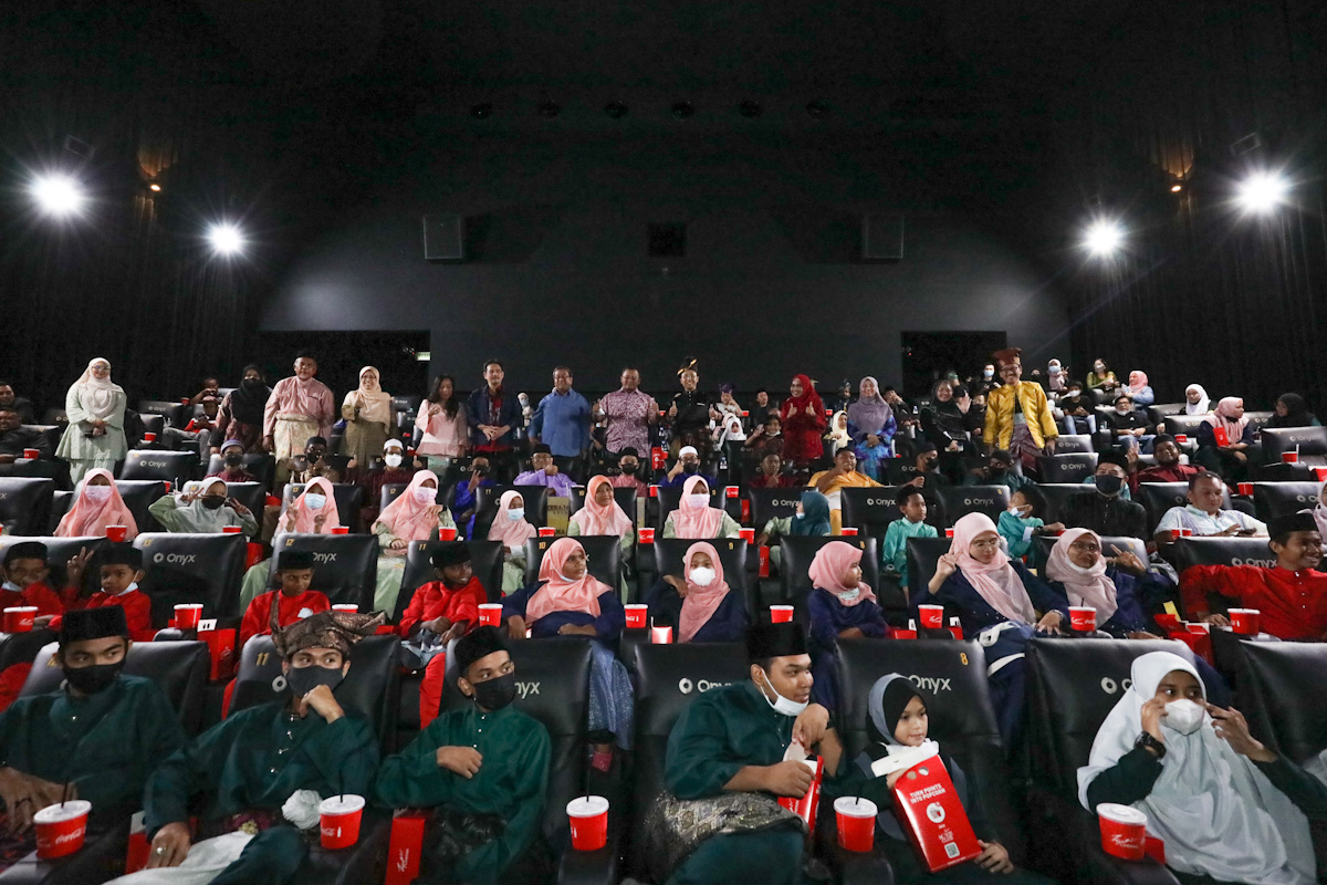MB rai anak yatim tonton filem Mat Kilau, hulur sumbangan RM1,000